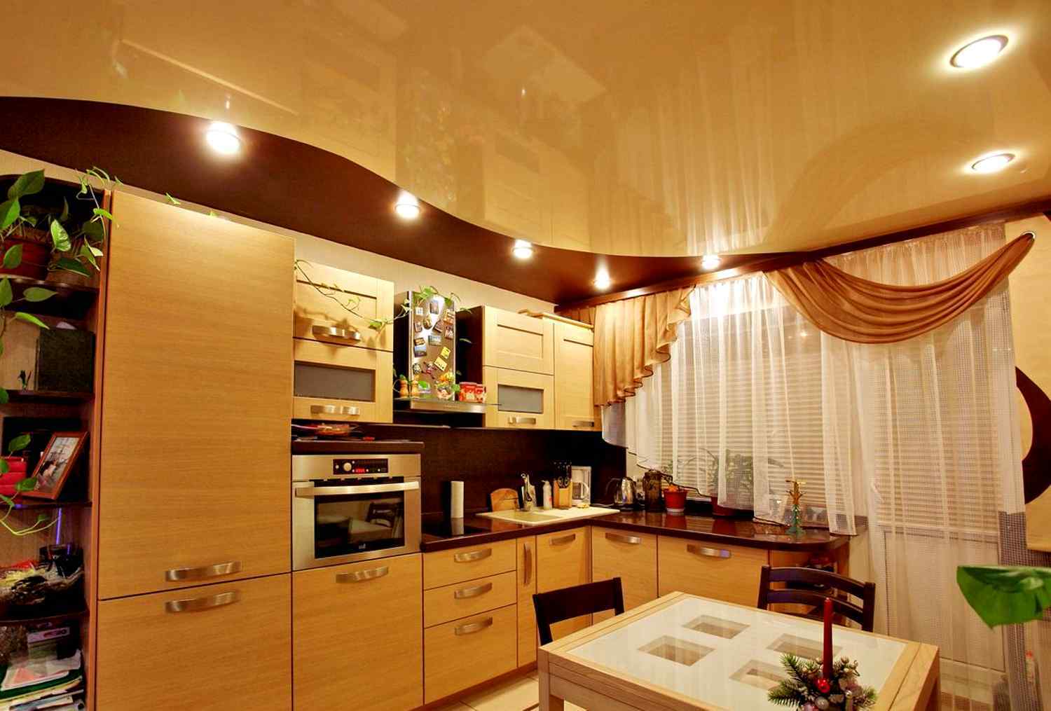 Какой лучше натяжной на кухне. Натяжной потолок на кухне. Подвесной потолок на кухне. Кухня в потолок. Патолог на кухне натяжной.