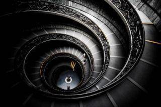 Фотообои Черная винтовая лестница с резными перилами