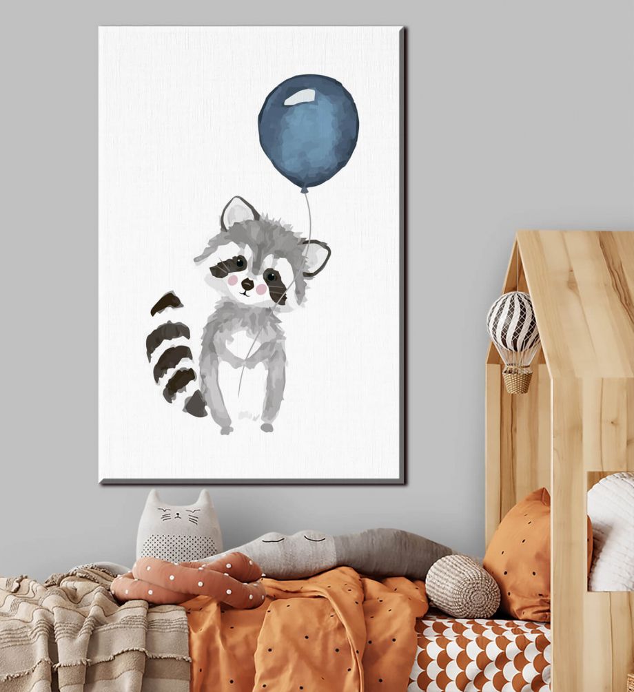 Картина Маленький енот держит синий воздушный шар Артикул s33717, купить картину на холсте ТМ Walldeco